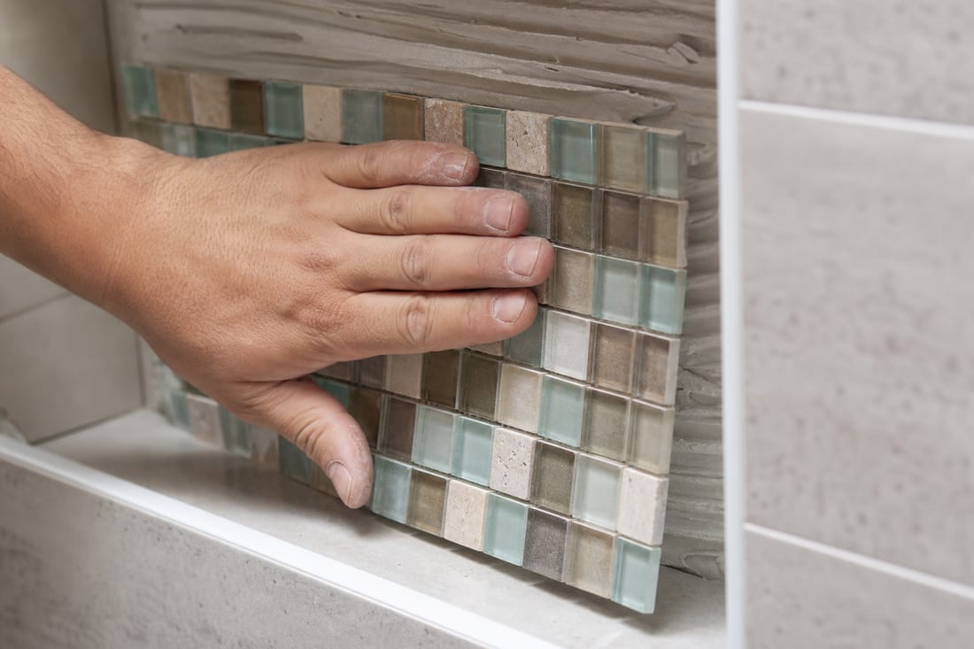 Exemple : feuille de mosaïque en cours de pose