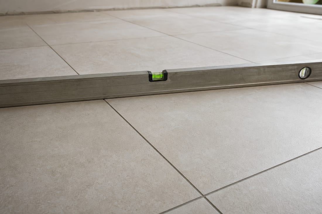 Exemple : carrelage sol fraîchement posé avec joints réguliers
