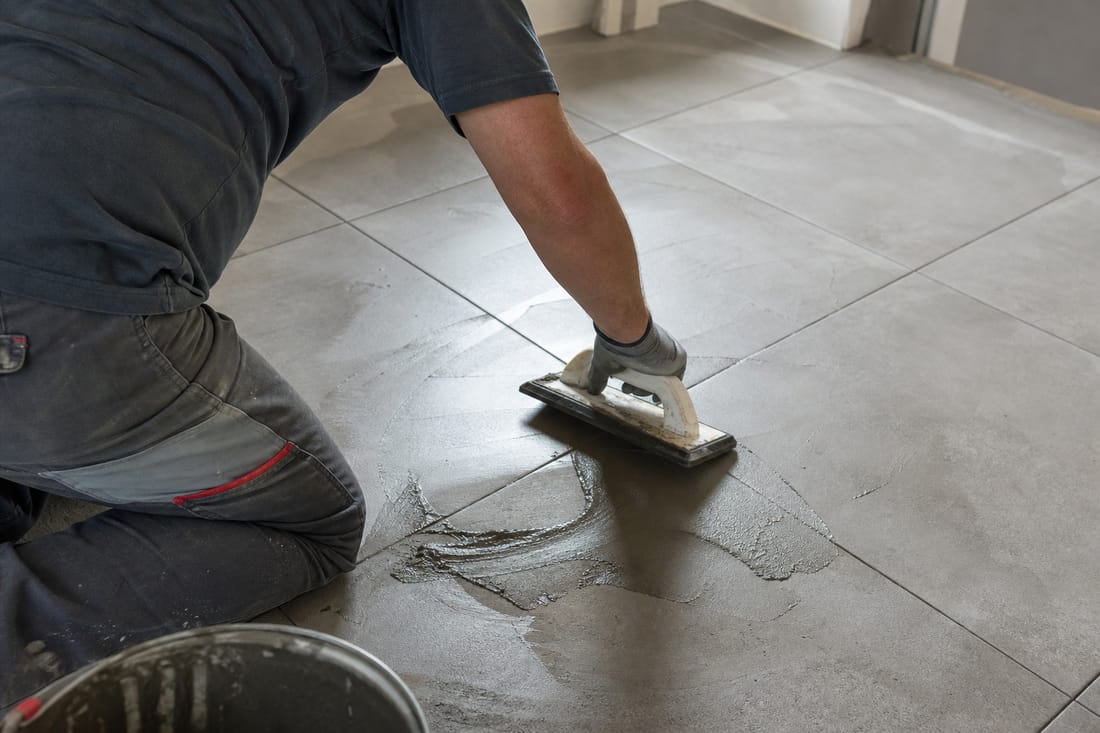 Exemple : jointoiement de carrelage au sol